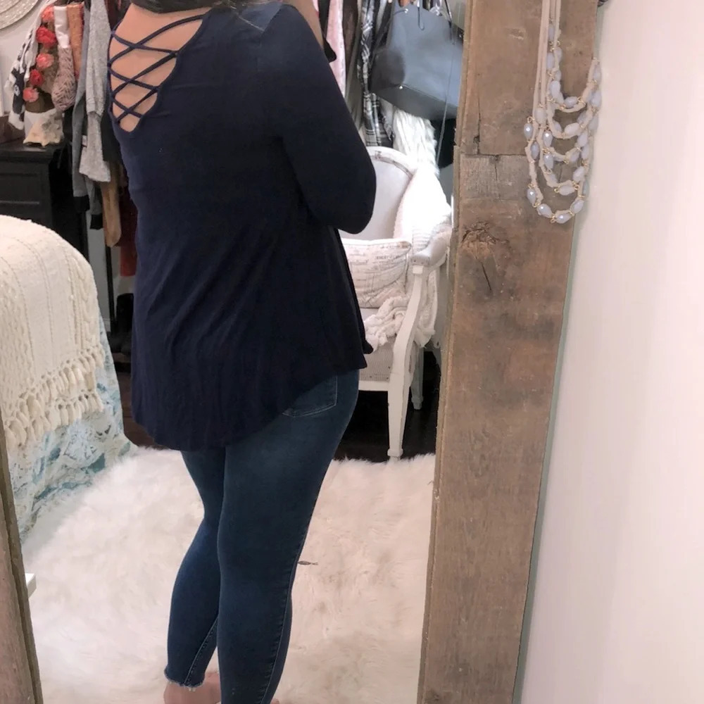 Sweet Tea’s size medium navy blue flowy top - Picture 4 of 7
